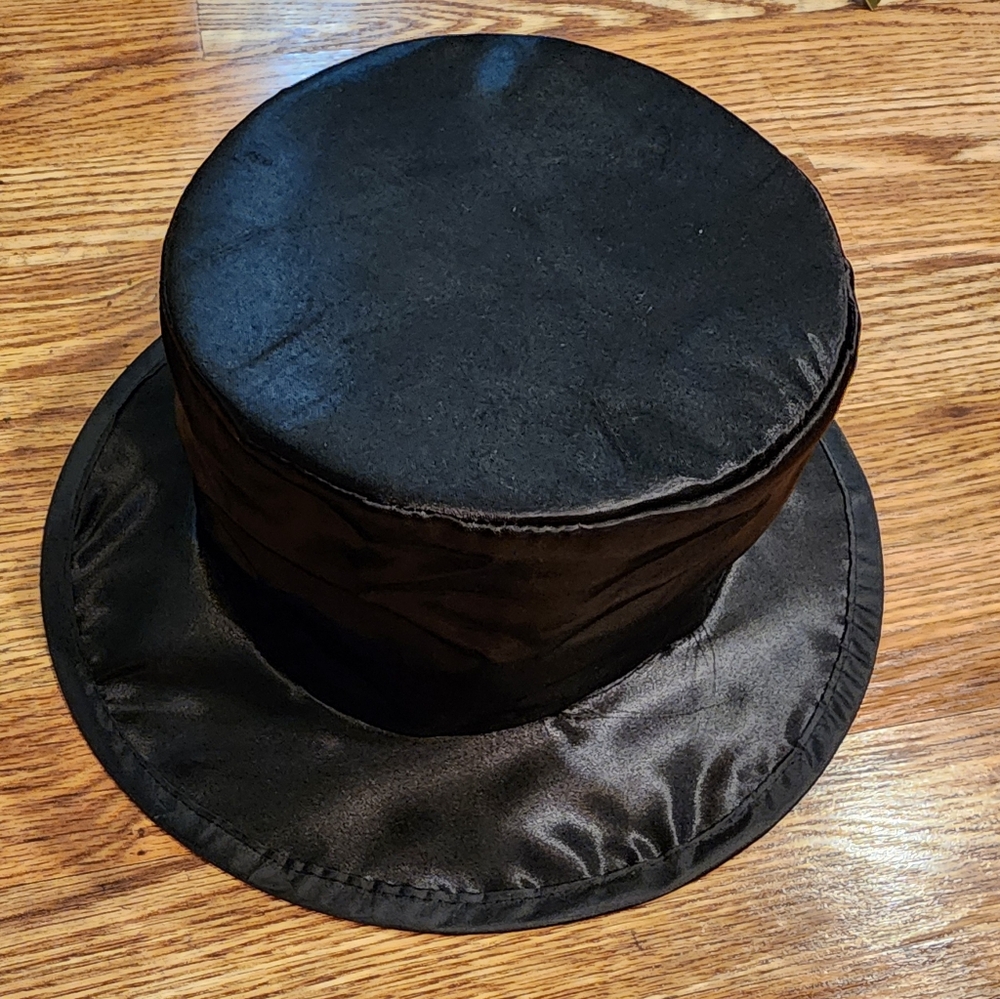 Black Top Hat/Magic Hat/Silky Snowman hatMeasures approx. 11.75" x 5" tall